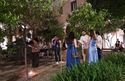 i giovani del servizio civile mentre leggono i brani