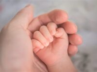 mano di bimbo