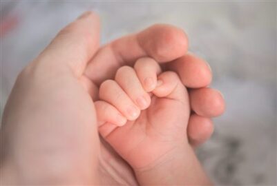 mano di bimbo