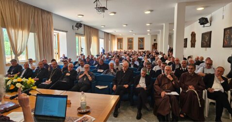 suor Nathalie Becquart parla all'uditorio