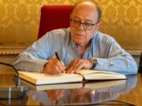 Carlo Verdone firma il libro d’onore della città