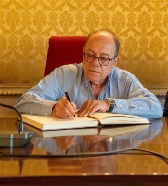Carlo Verdone firma il libro d'onore della città