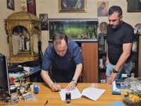 Don Angelo Milone firma documenti