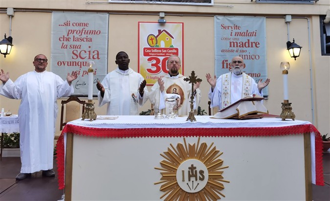 La celebrazione eucaristica di monsignor Torracca