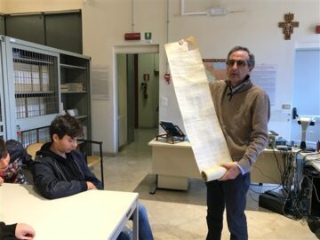 Monsignor gaetano Zito in una lezione mostra le platee della cancelleria di Ruggero II