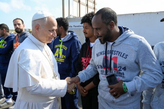 Papa Leone parla con i migranti