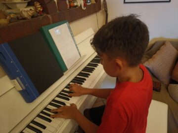 Alessandro Meli studia il pianoforte