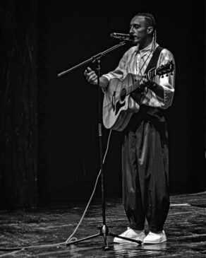 Alessio Piuma durante uno spettacolo