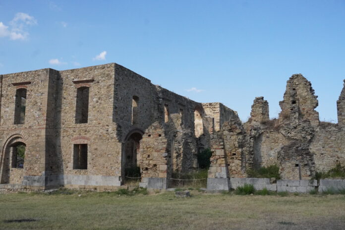 I ruderi della città dell'Utopia di Campomaggiore Vecchio Campomaggiore Vecchio