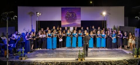 Il canto finale con gli ex coristi