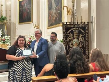 Il sindaco Santo Raciti premia la vincitrice Martina Tarda