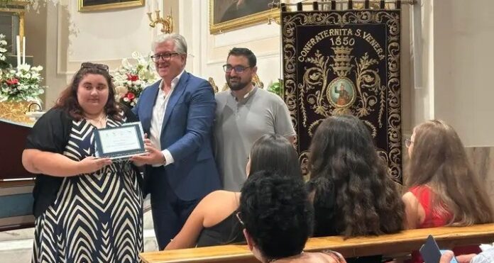 La vincitrice Martina Tarda premiata dal sindaco Raciti