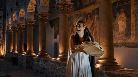 Lorenza Denaro che interpreta la regina Didone