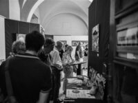 Visitatori alla mostra decennale Coriandolata