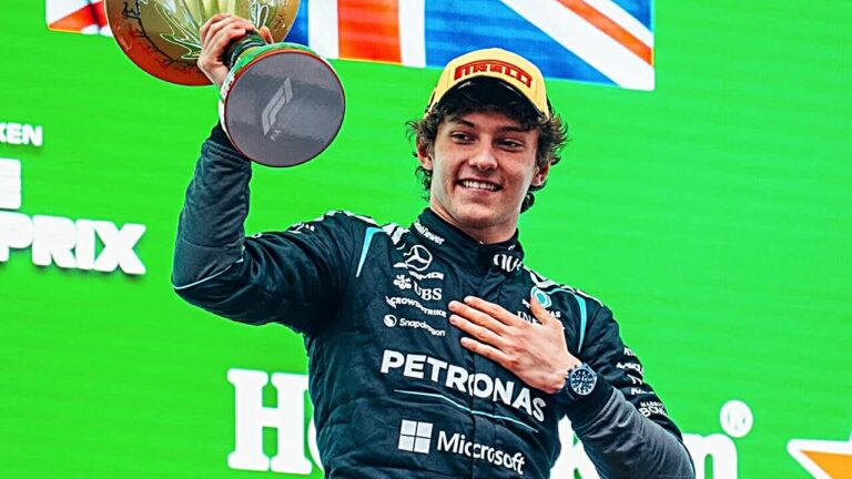 Kimi Antonelli festeggia uno dei suoi successi al volante della Mercedes nella stagione 2026.