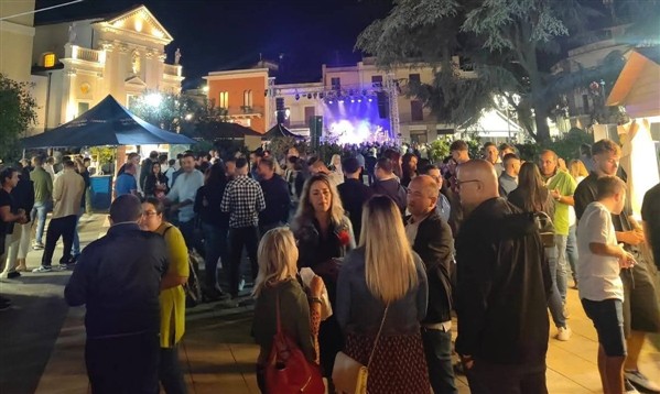EnoEtna nello scenario di Piazza Roma Santa Venerina EnoEtna Santa Venerina