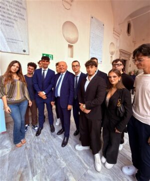 Ministro dell'Energia Gilberto Pichetto Fratin insieme agli studenti universitari