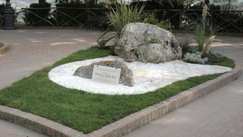 Monumento dedicato a Paolo Maura
