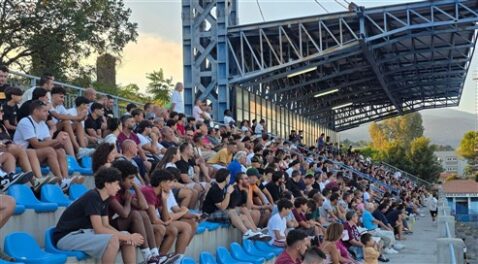 Tribuna dello stadio viagrandese
