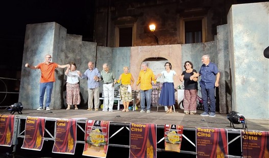 gli interpreti con il regista Alfio Vecchio gli interpreti con il regista Alfio Vecchio