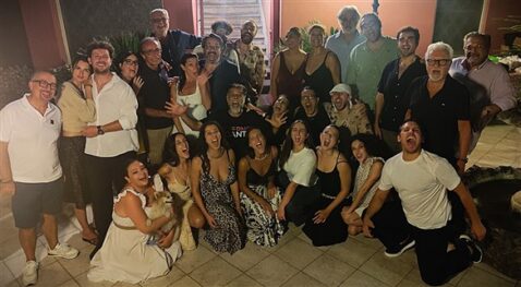 in posa per la foto ricordo Inferno 2026