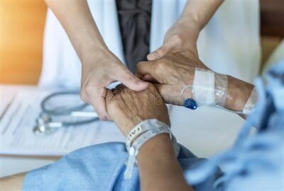 medico che dà fiducia ad anziano sofferente