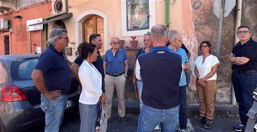 Aci Platani / Sopralluogo con la protezione civile per la demolizione di un immobile - La Voce dell'Jonio