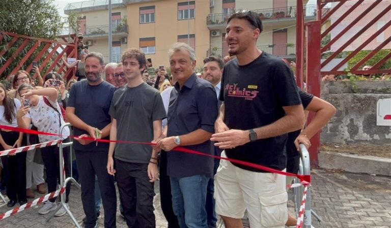 taglio del nastro aci comics