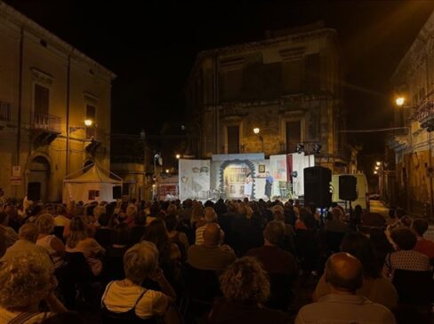 teatro città a piazza Grassi Acireale