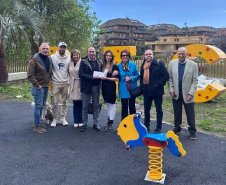 Il Kiwanis dona una giostrina per il Parco giochi di Riccardo