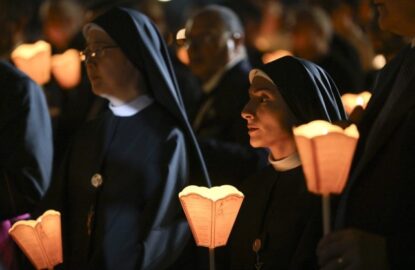 In preghiera per papa Leone