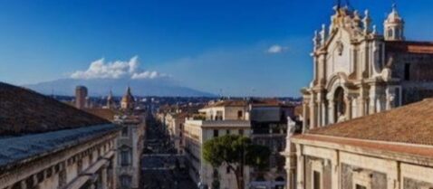 L'Etna in veduta prospettica da via Etnea