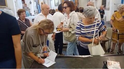 Mariella Di Mauro firma copie del libro