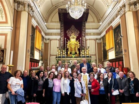 Padre Barbarino in una foto di gruppo