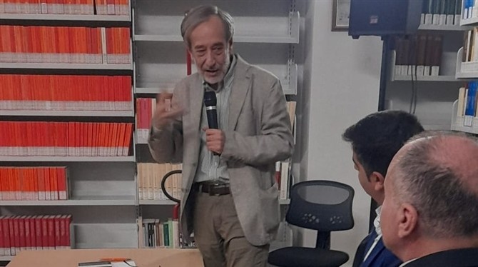 Prof Sebastiano Vecchio presenta il suo libro Prof Sebastiano Vecchio presenta il suo libro