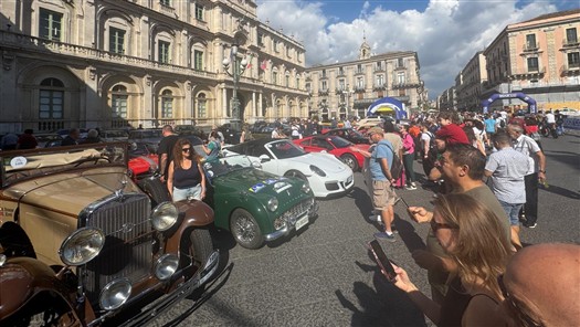 Raid dell'Etna a Piazza Università Catania Raid dell'Etna a Piazza Università Catania