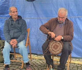 Un artigiano intreccia una cesta