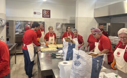 Volontari preparano i pasti per gli assistiti